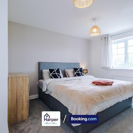 Hough Green Prime Location 3 Storey By Harperletting Short Lets & Serviced Accommodation Chester With Driveway Long Or Short Stays מראה חיצוני תמונה