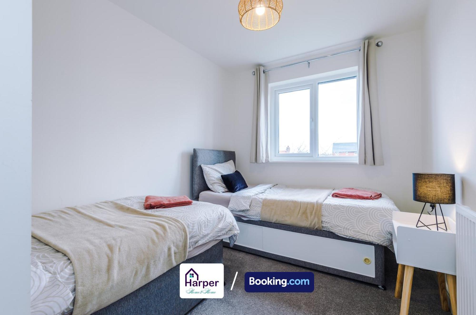 Hough Green Prime Location 3 Storey By Harperletting Short Lets & Serviced Accommodation Chester With Driveway Long Or Short Stays מראה חיצוני תמונה