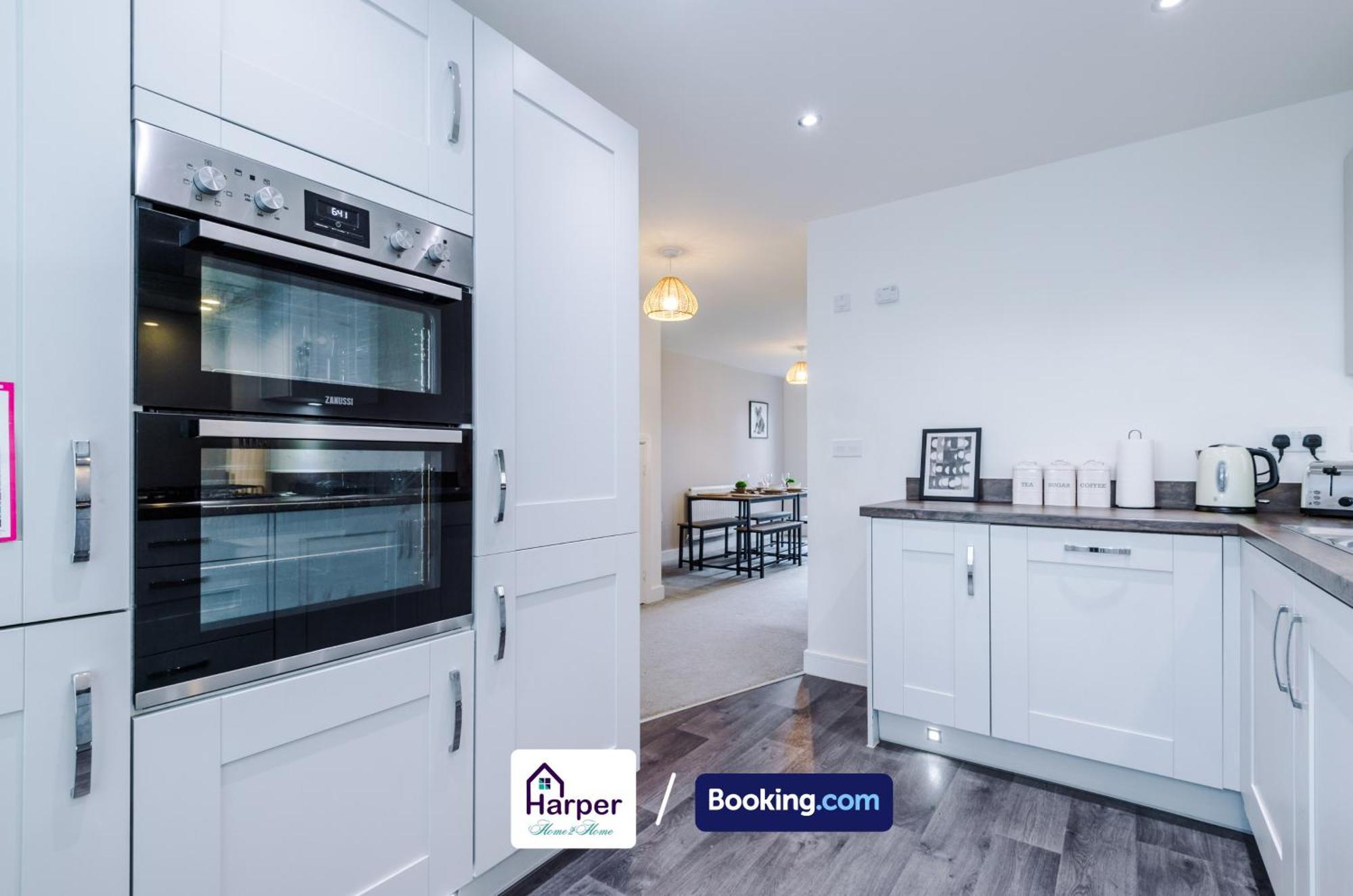 Hough Green Prime Location 3 Storey By Harperletting Short Lets & Serviced Accommodation Chester With Driveway Long Or Short Stays מראה חיצוני תמונה