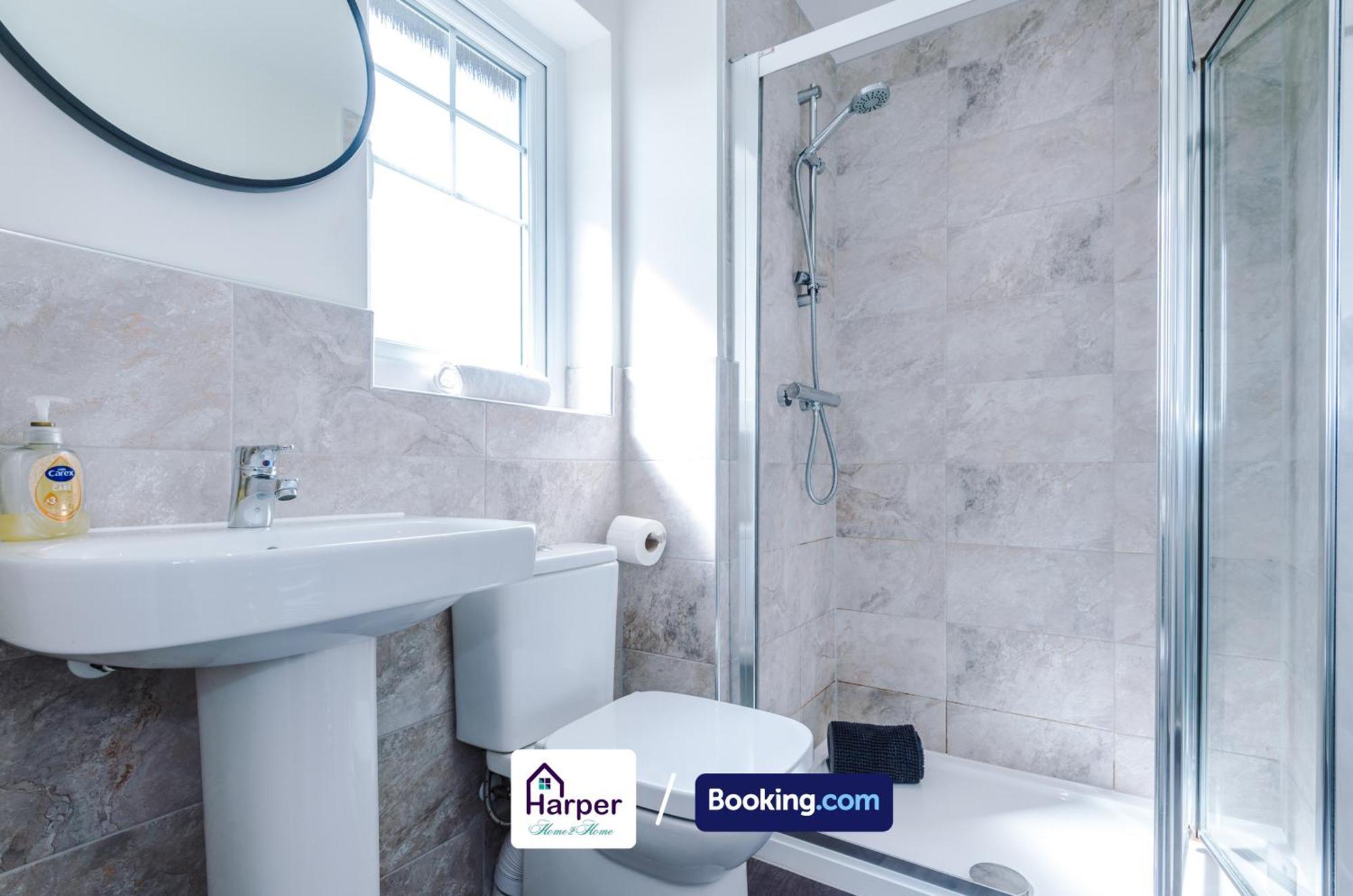 Hough Green Prime Location 3 Storey By Harperletting Short Lets & Serviced Accommodation Chester With Driveway Long Or Short Stays מראה חיצוני תמונה