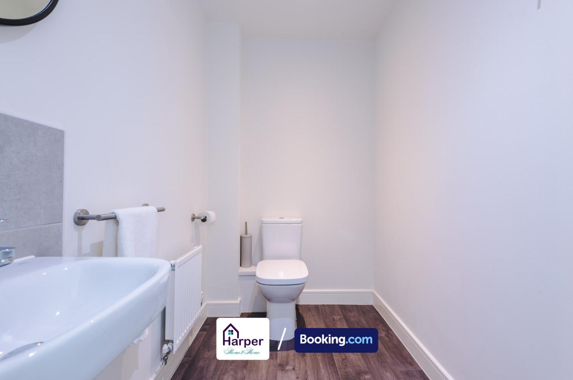 Hough Green Prime Location 3 Storey By Harperletting Short Lets & Serviced Accommodation Chester With Driveway Long Or Short Stays מראה חיצוני תמונה
