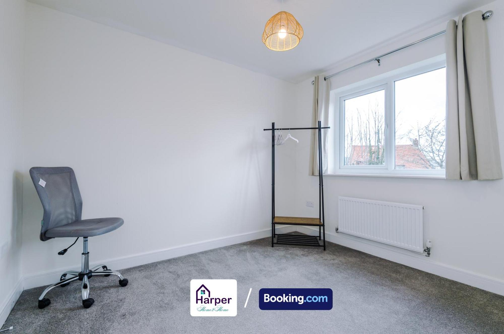 Hough Green Prime Location 3 Storey By Harperletting Short Lets & Serviced Accommodation Chester With Driveway Long Or Short Stays מראה חיצוני תמונה