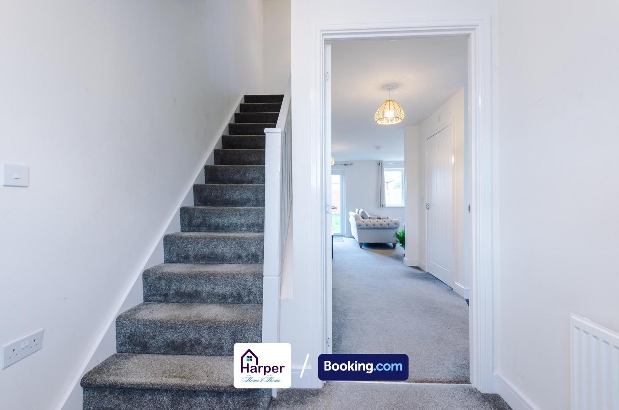 Hough Green Prime Location 3 Storey By Harperletting Short Lets & Serviced Accommodation Chester With Driveway Long Or Short Stays מראה חיצוני תמונה