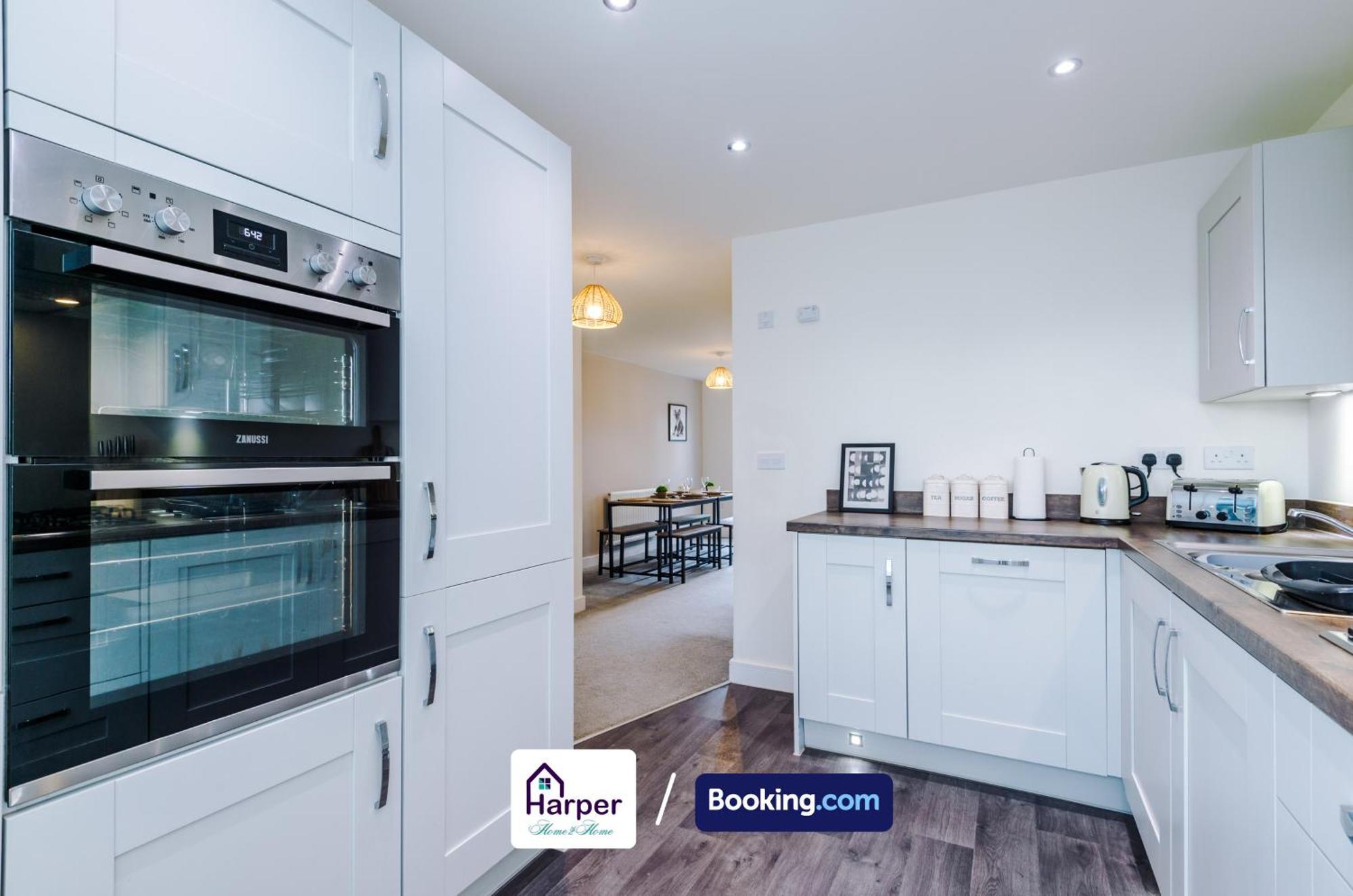 Hough Green Prime Location 3 Storey By Harperletting Short Lets & Serviced Accommodation Chester With Driveway Long Or Short Stays מראה חיצוני תמונה