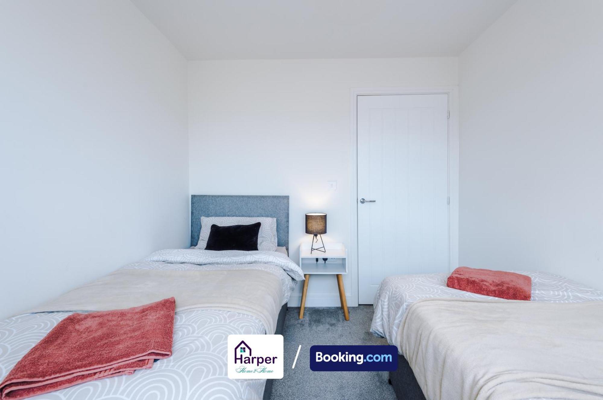 Hough Green Prime Location 3 Storey By Harperletting Short Lets & Serviced Accommodation Chester With Driveway Long Or Short Stays מראה חיצוני תמונה