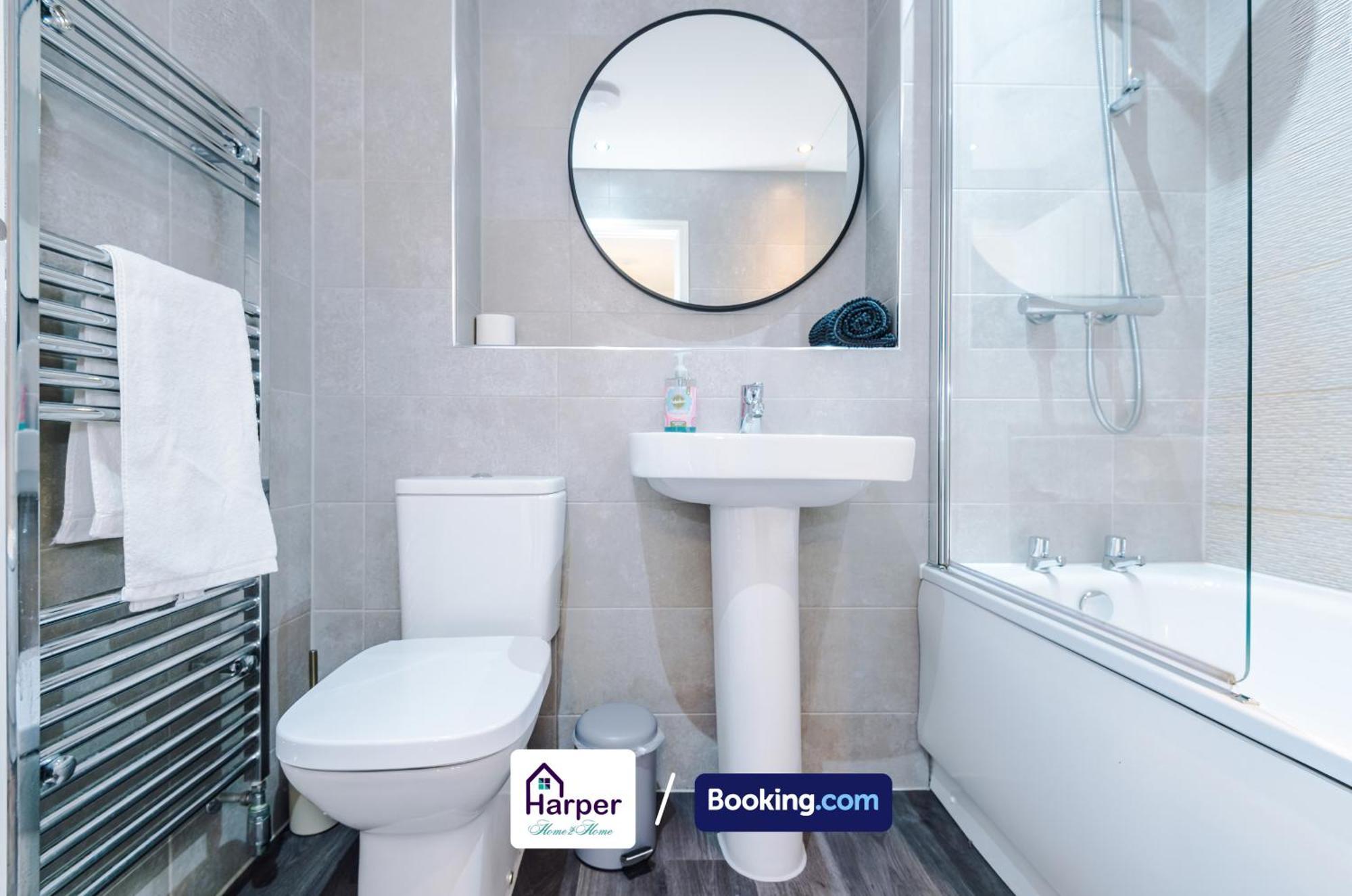 Hough Green Prime Location 3 Storey By Harperletting Short Lets & Serviced Accommodation Chester With Driveway Long Or Short Stays מראה חיצוני תמונה