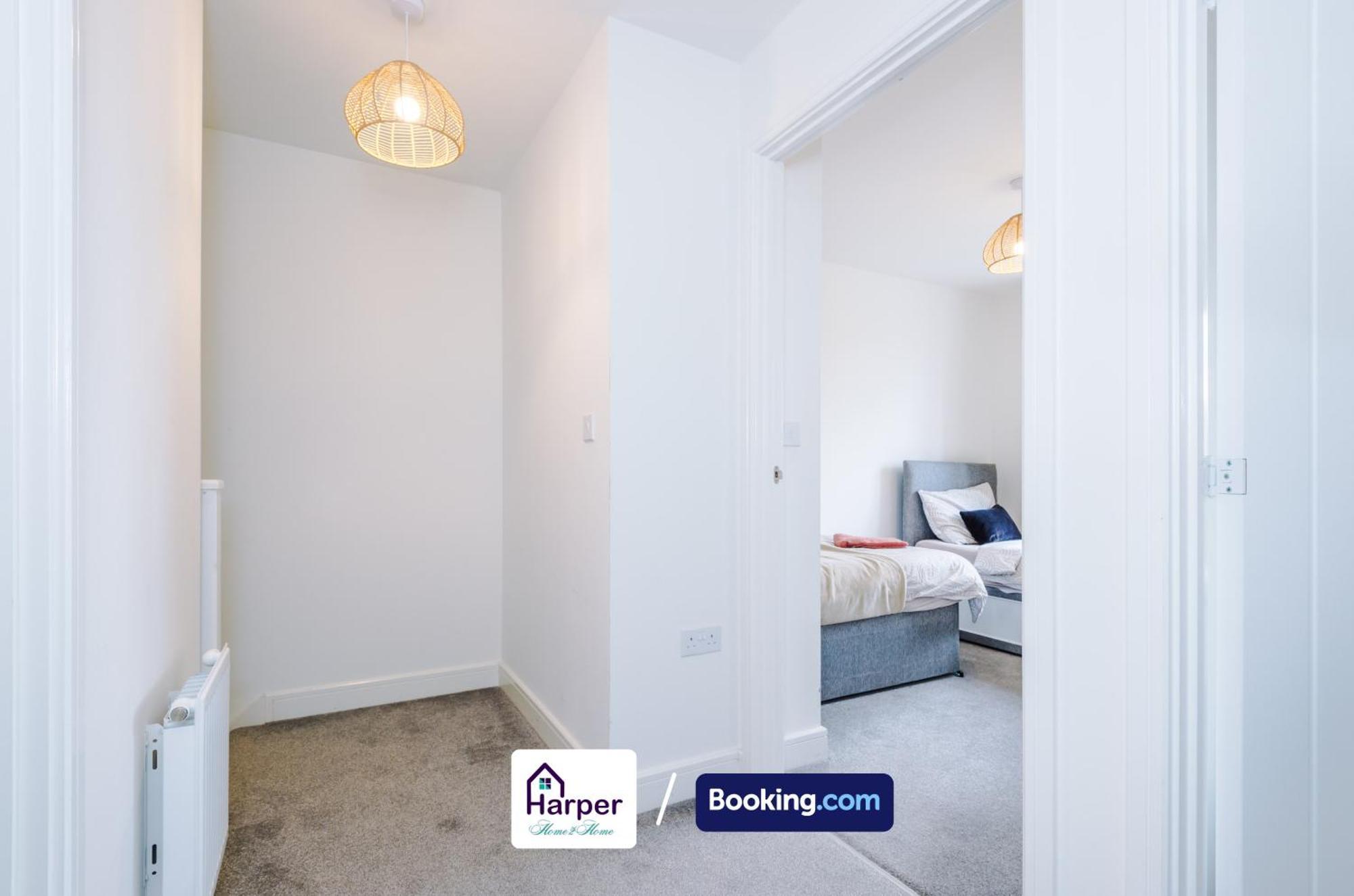 Hough Green Prime Location 3 Storey By Harperletting Short Lets & Serviced Accommodation Chester With Driveway Long Or Short Stays מראה חיצוני תמונה