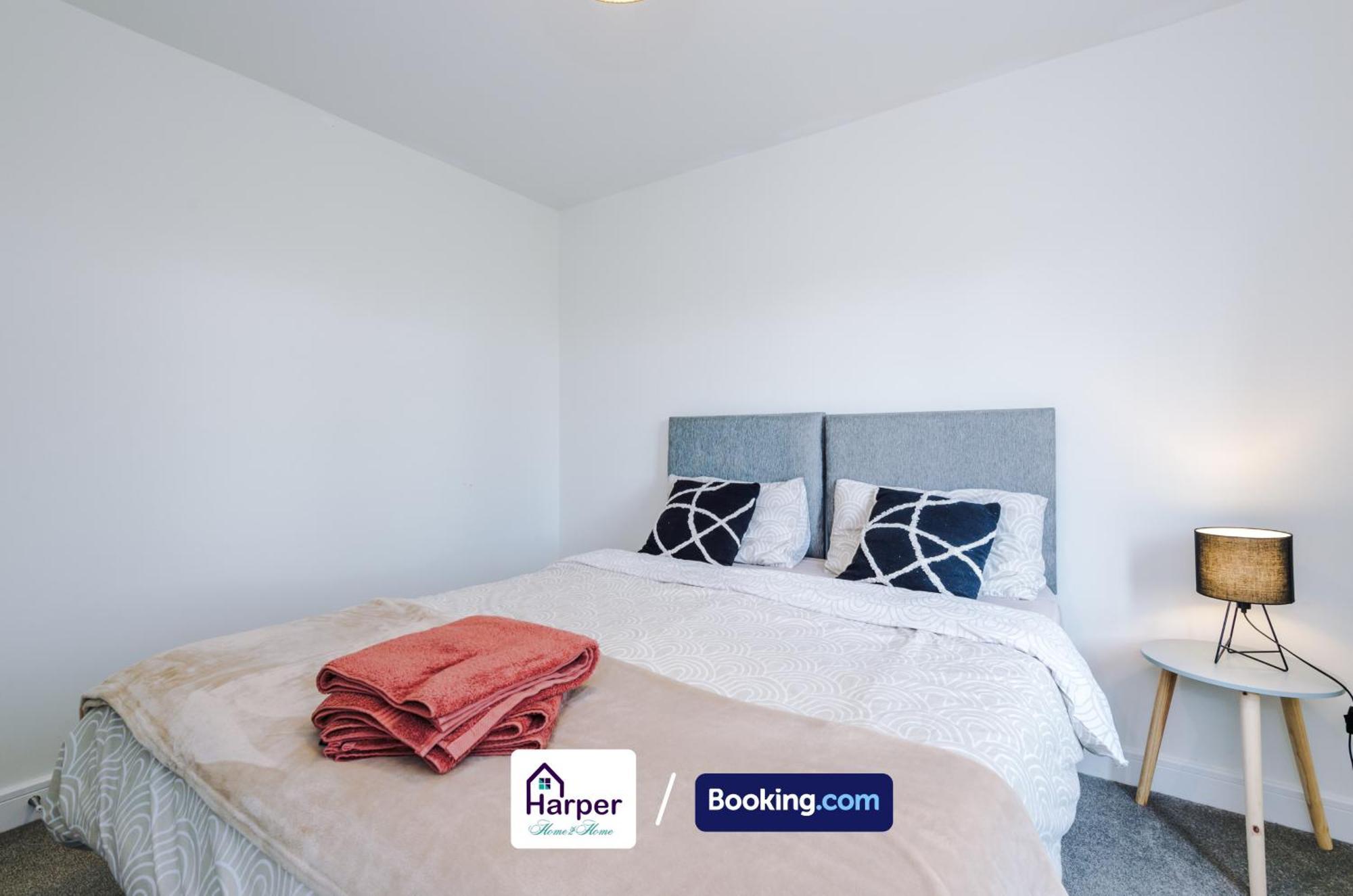 Hough Green Prime Location 3 Storey By Harperletting Short Lets & Serviced Accommodation Chester With Driveway Long Or Short Stays מראה חיצוני תמונה