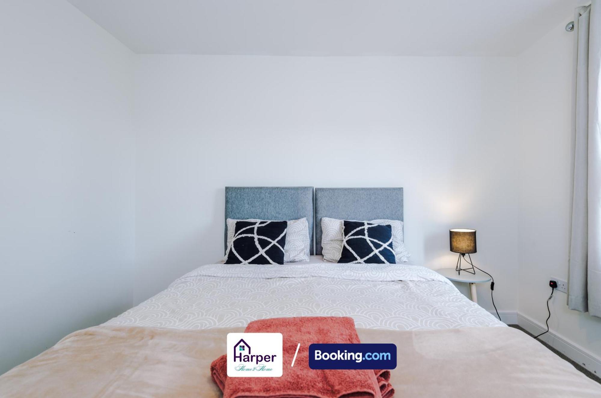 Hough Green Prime Location 3 Storey By Harperletting Short Lets & Serviced Accommodation Chester With Driveway Long Or Short Stays מראה חיצוני תמונה