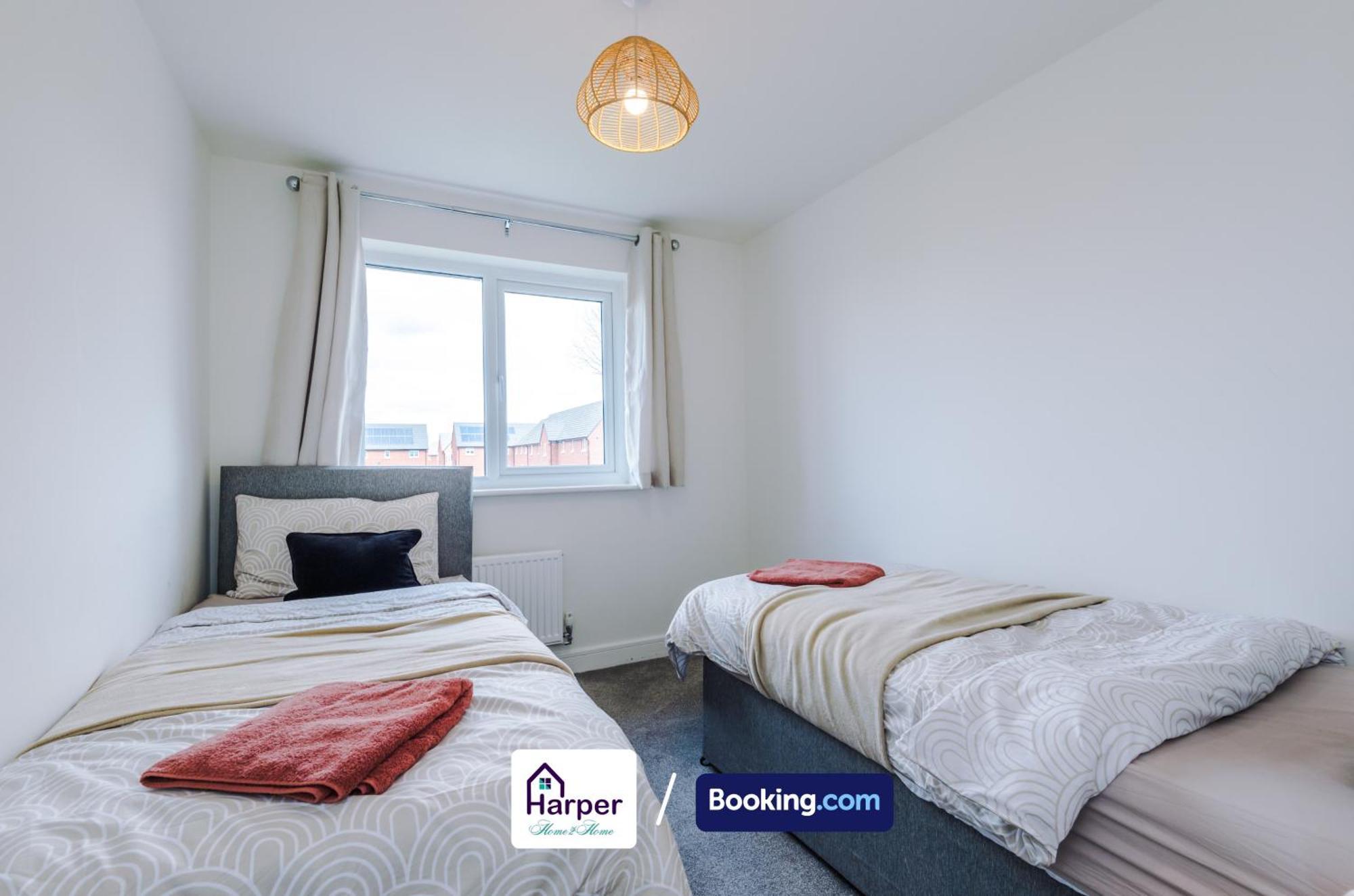 Hough Green Prime Location 3 Storey By Harperletting Short Lets & Serviced Accommodation Chester With Driveway Long Or Short Stays מראה חיצוני תמונה