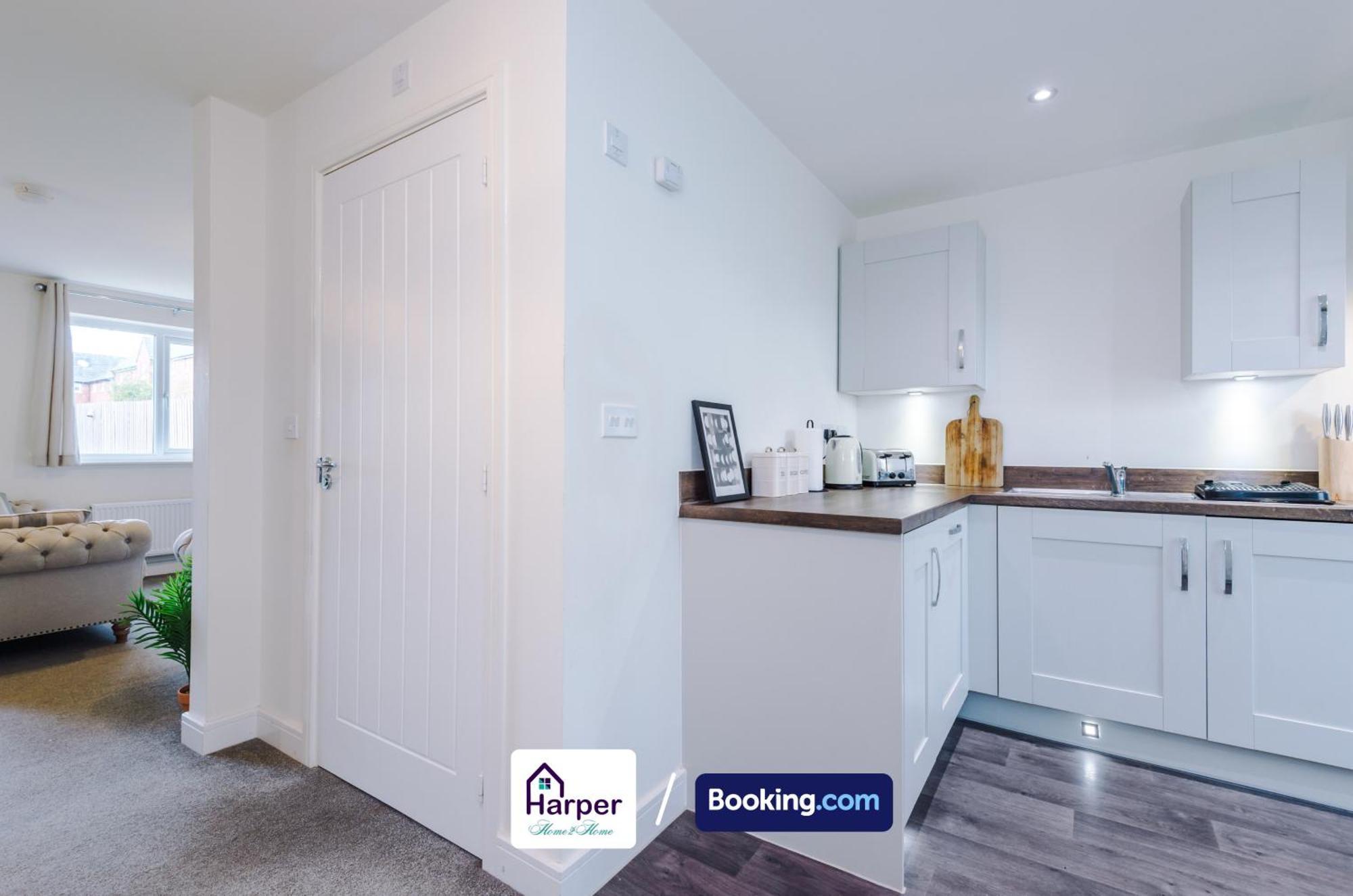 Hough Green Prime Location 3 Storey By Harperletting Short Lets & Serviced Accommodation Chester With Driveway Long Or Short Stays מראה חיצוני תמונה