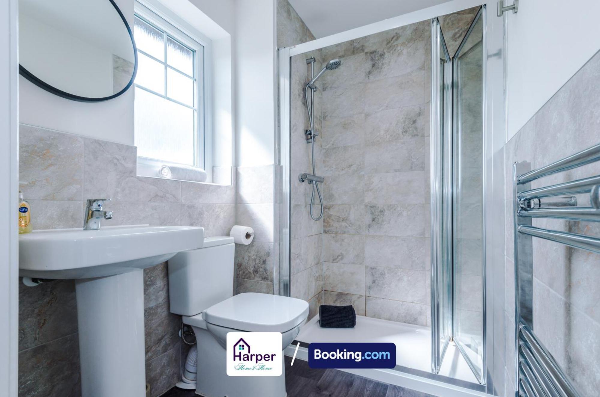 Hough Green Prime Location 3 Storey By Harperletting Short Lets & Serviced Accommodation Chester With Driveway Long Or Short Stays מראה חיצוני תמונה