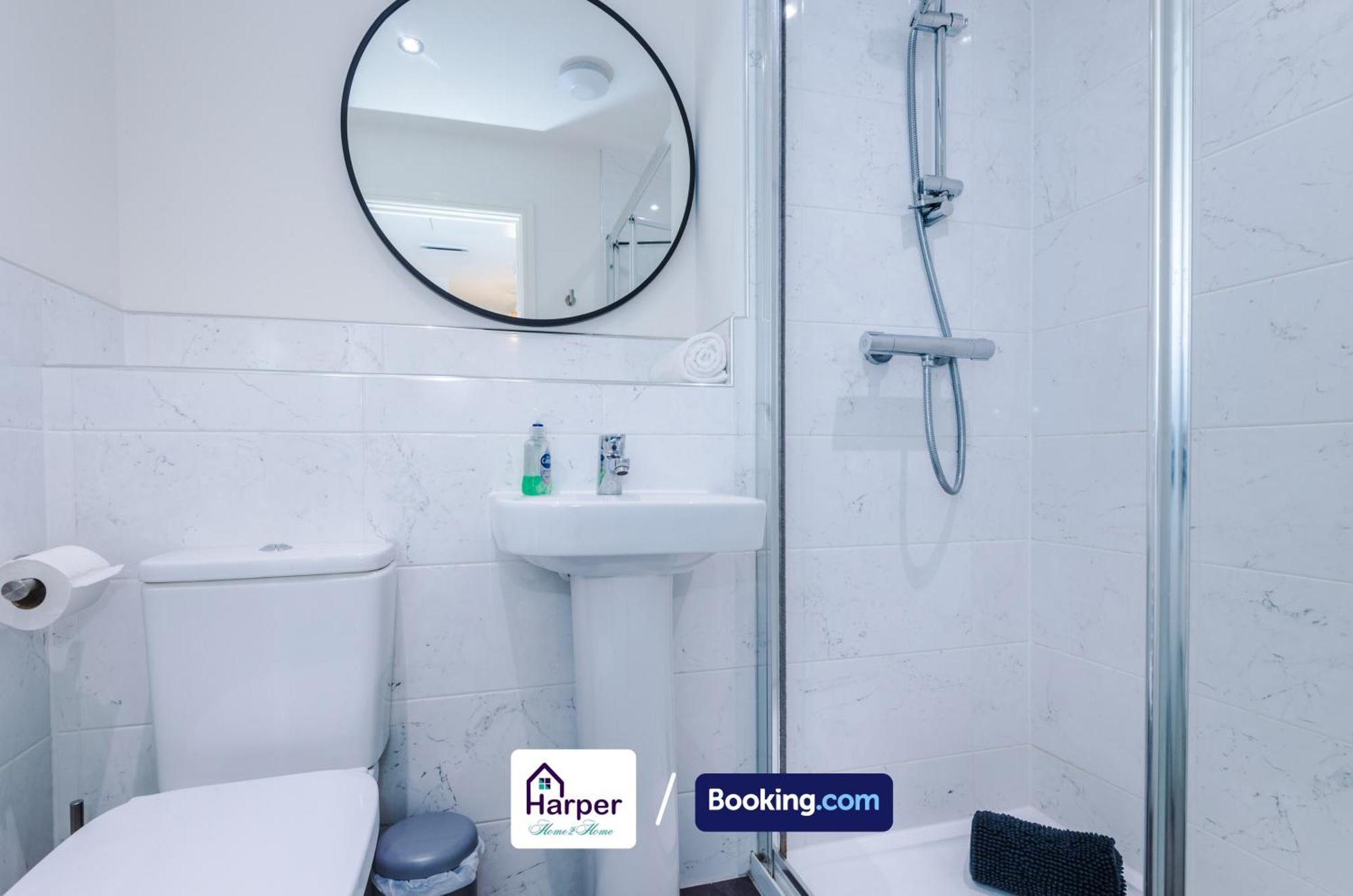 Hough Green Prime Location 3 Storey By Harperletting Short Lets & Serviced Accommodation Chester With Driveway Long Or Short Stays מראה חיצוני תמונה