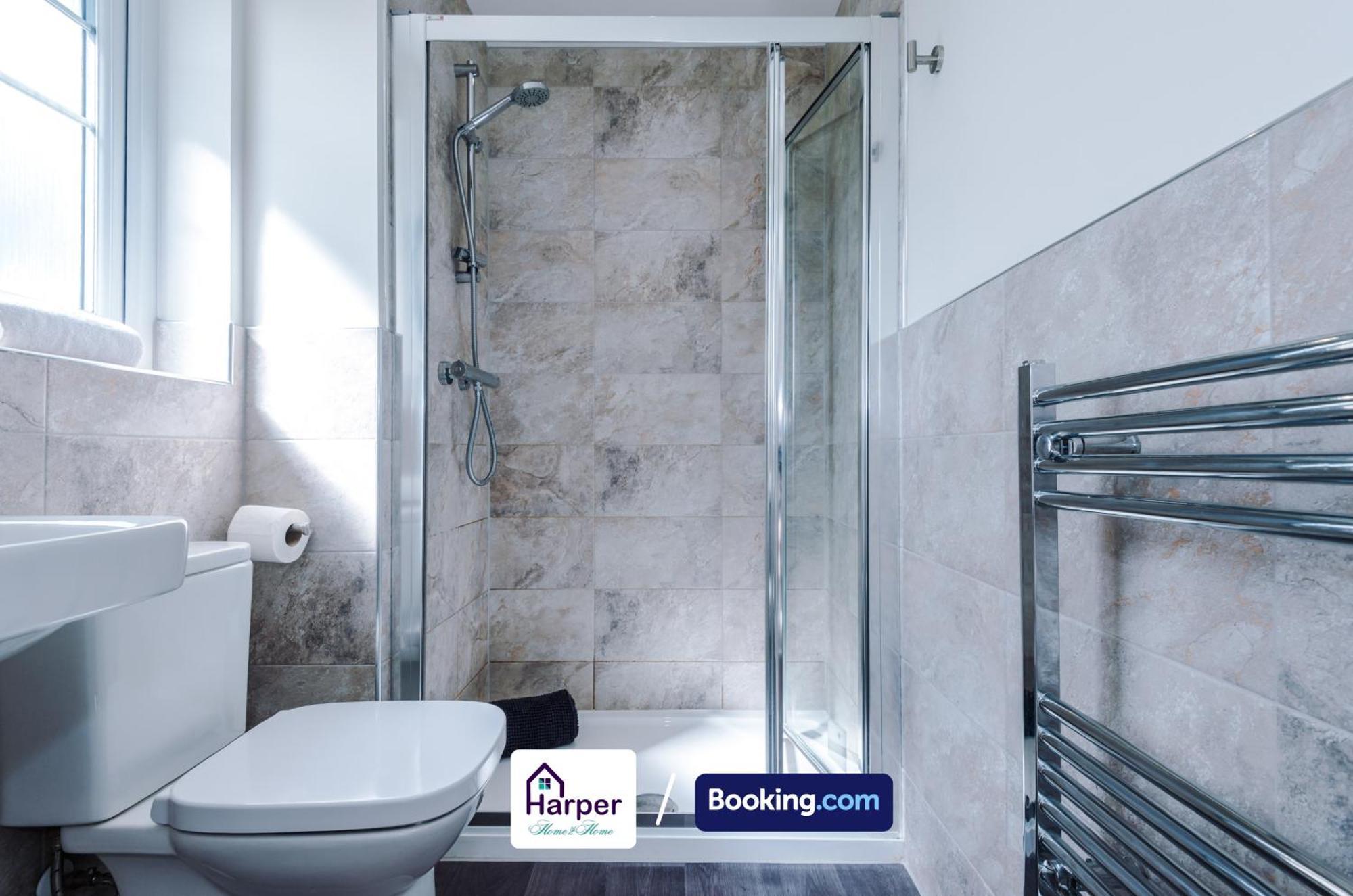 Hough Green Prime Location 3 Storey By Harperletting Short Lets & Serviced Accommodation Chester With Driveway Long Or Short Stays מראה חיצוני תמונה
