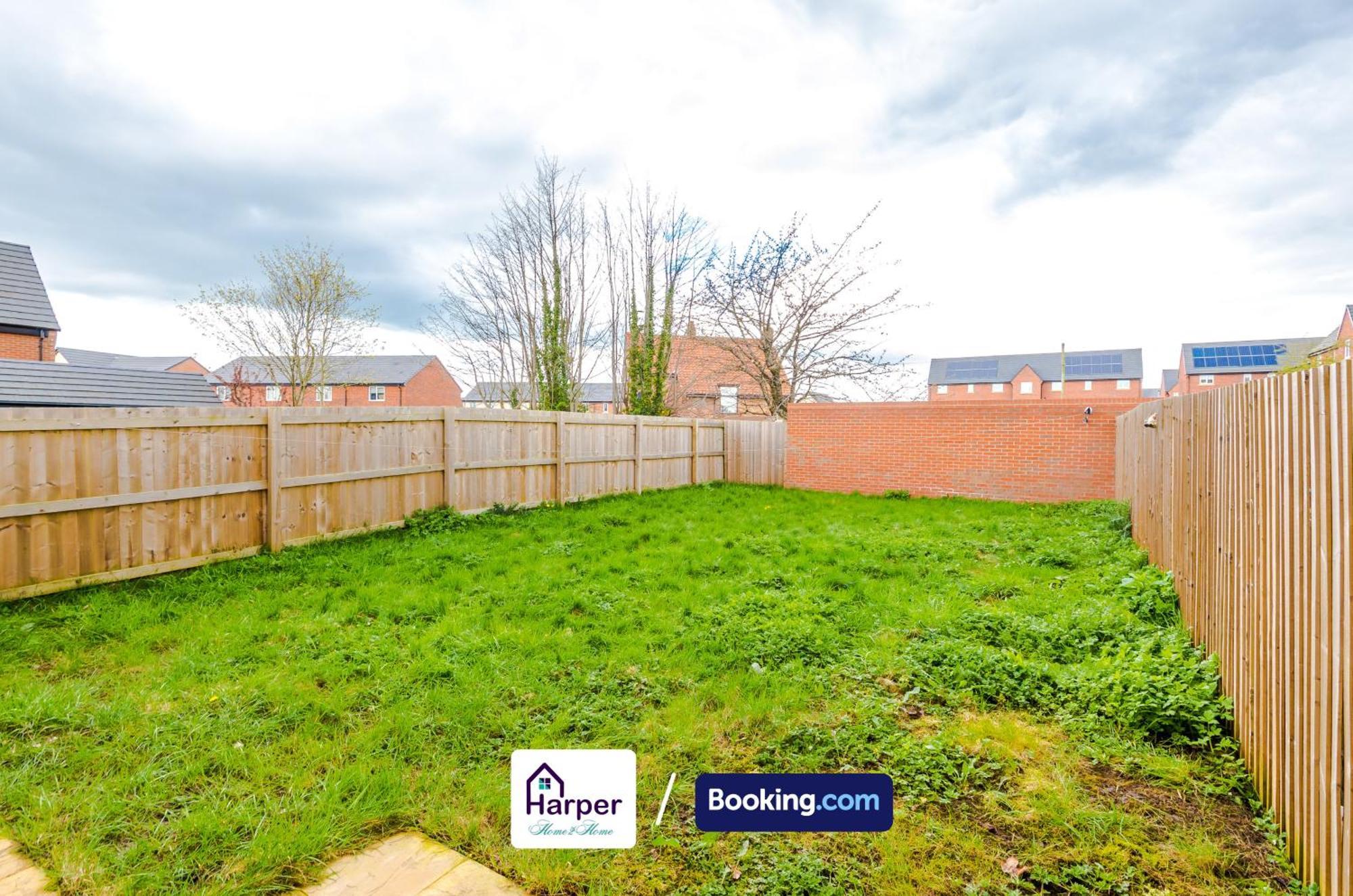 Hough Green Prime Location 3 Storey By Harperletting Short Lets & Serviced Accommodation Chester With Driveway Long Or Short Stays מראה חיצוני תמונה
