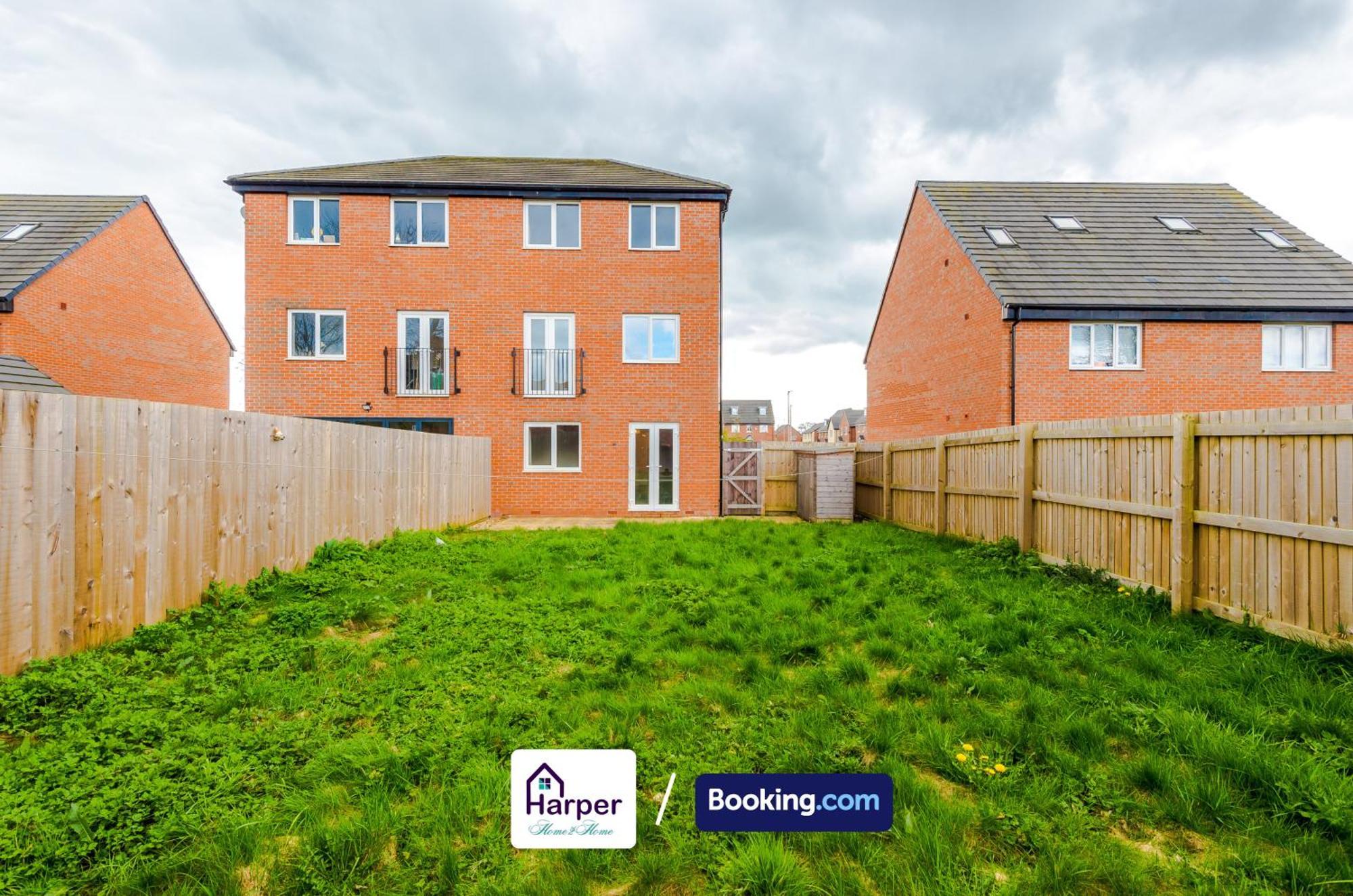 Hough Green Prime Location 3 Storey By Harperletting Short Lets & Serviced Accommodation Chester With Driveway Long Or Short Stays מראה חיצוני תמונה